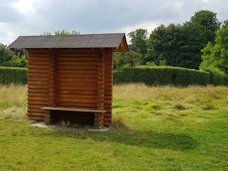 Eine Hütte im Grünen.